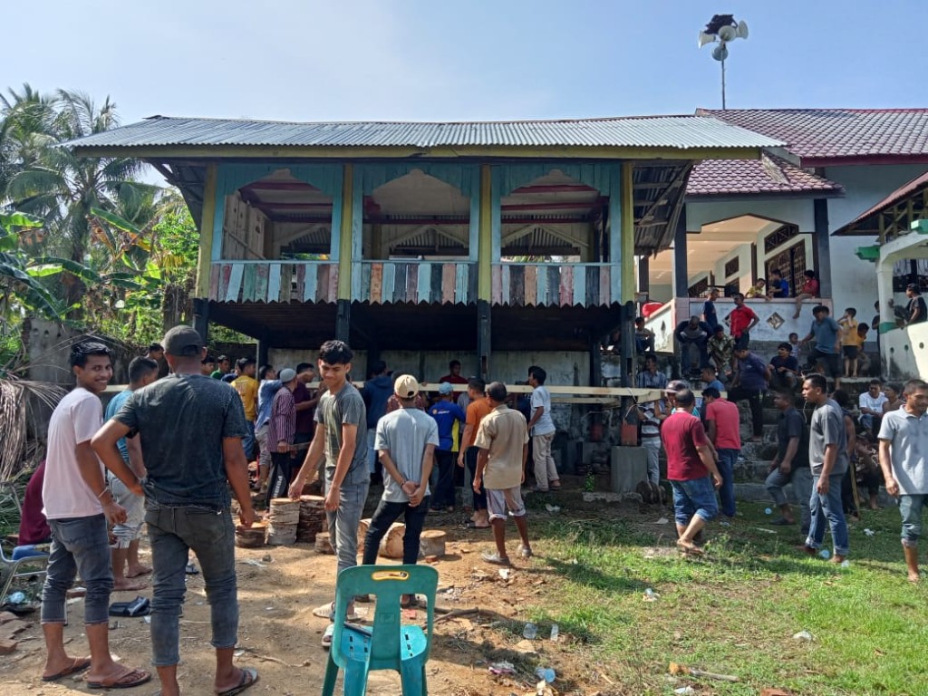 Gotong Royong Mengangkat/Memindahkan Letak Balai Pengajian Di Meunasah Gampong Cot Raya